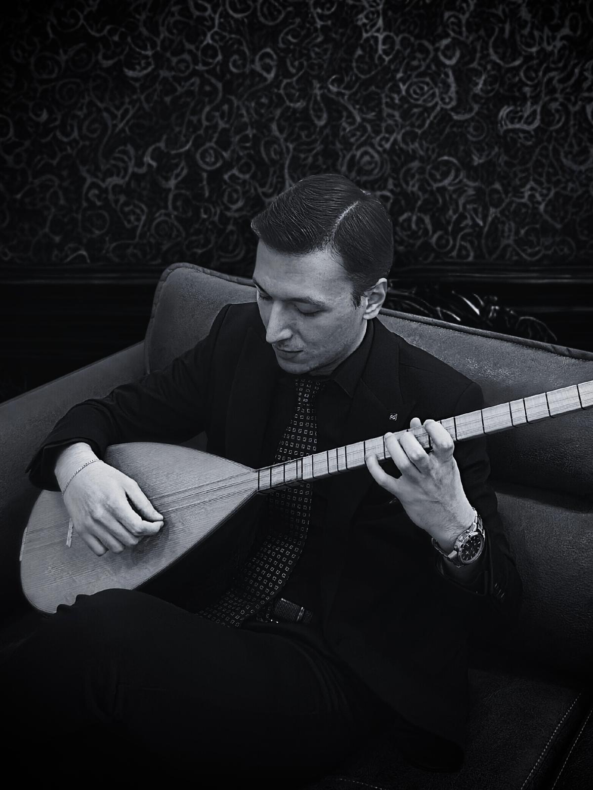 Müzik Öğretmeni ve Sanatçı Caner Güngör